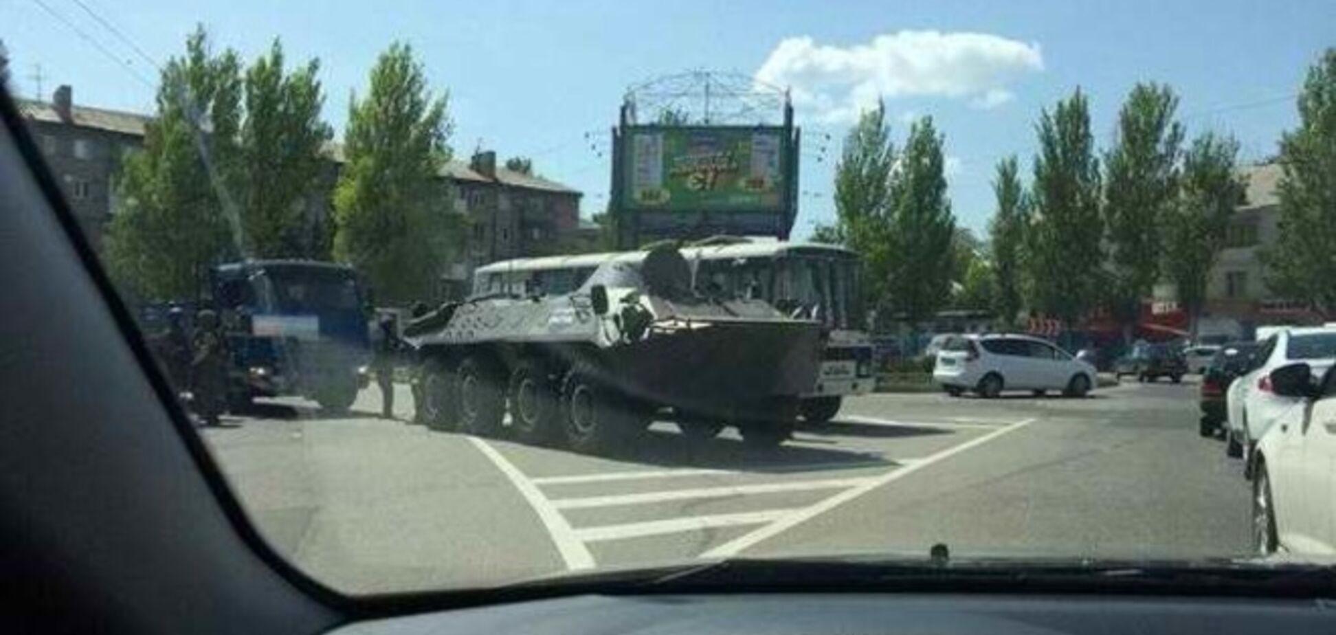 Террористы перекрыли трассу и пригнали БТР в Донецк 