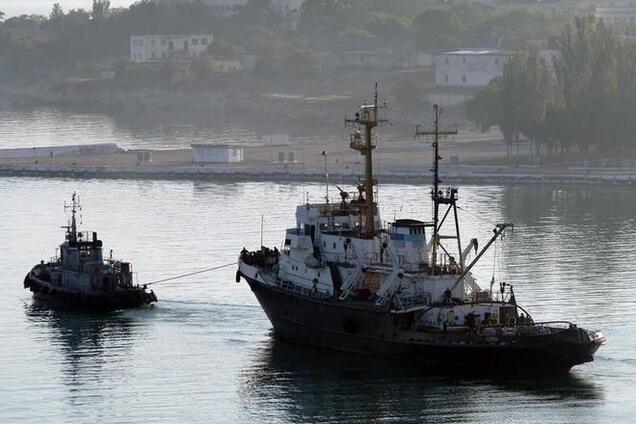 Из аннексированного Крыма вывели тральщик, два буксира и катер ВМС Украины. Фотофакт