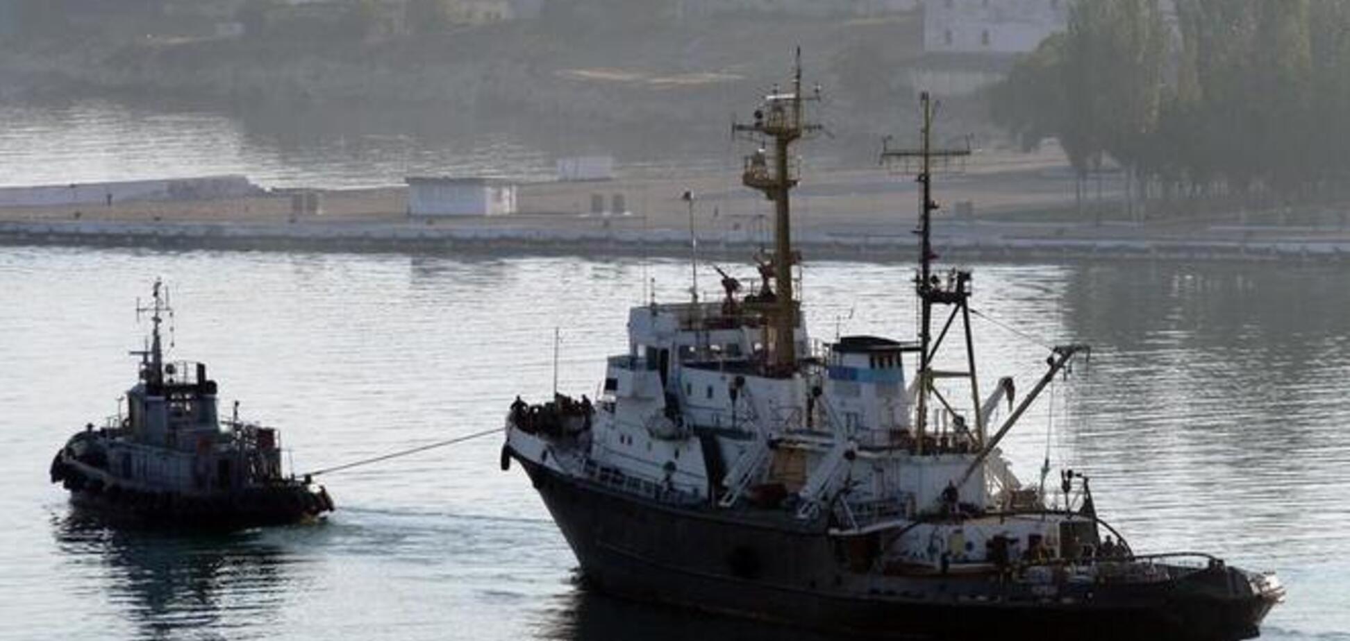 Из аннексированного Крыма вывели тральщик, два буксира и катер ВМС Украины. Фотофакт