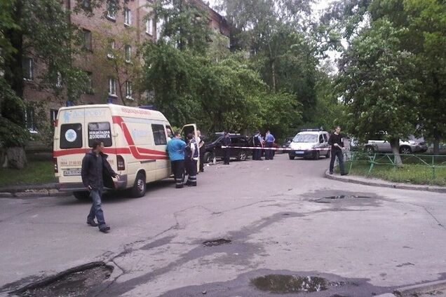 В Киеве неадекватный с ножом ранил двух прохожих