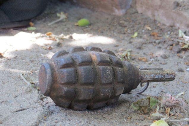 В центре Сум обнаружили спящего мужчину с гранатой в руке