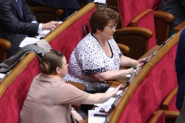 В Раде уже 13 депутатов уличили в 'кнопкодавстве'. Фотофакт