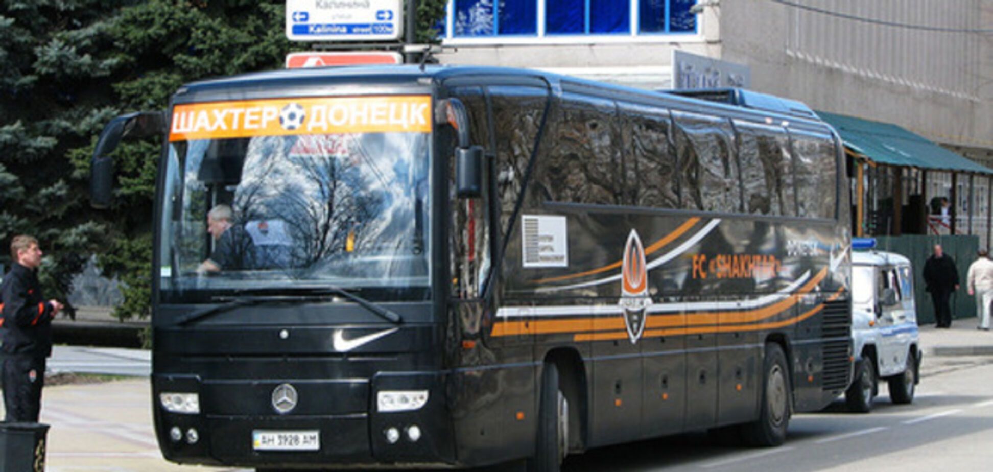 В Донецке террористы напали на клубный автобус 'Шахтера'
