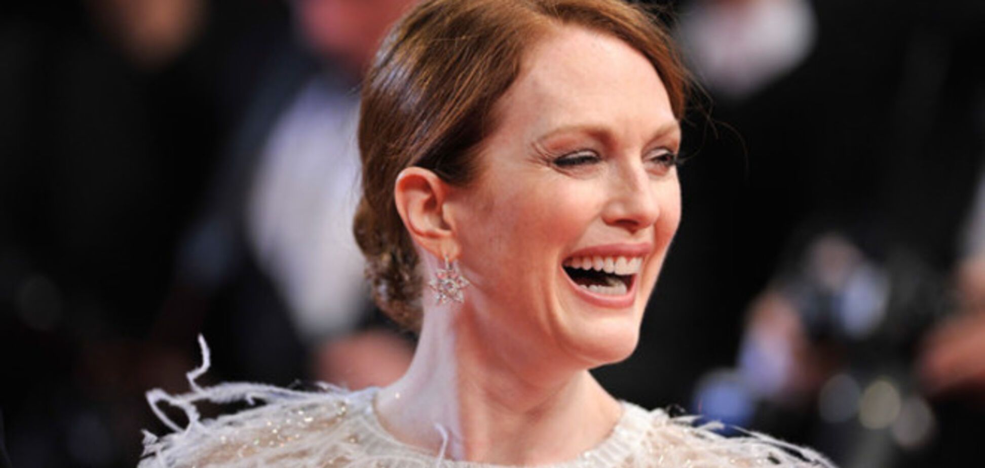 Канны 2014: дождь и волосатое платье Джулианны Мур