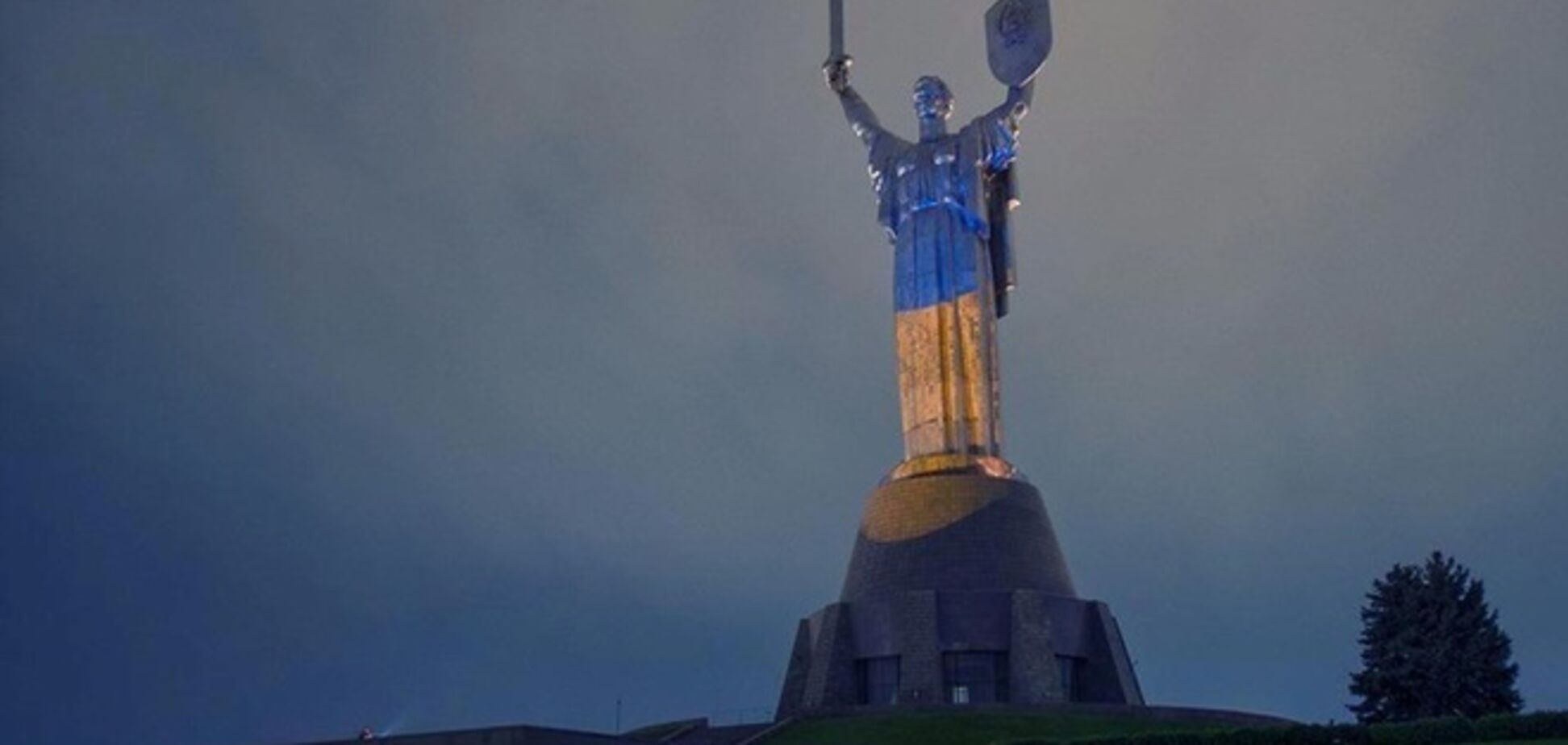 Родина-мать станет сине-желтой