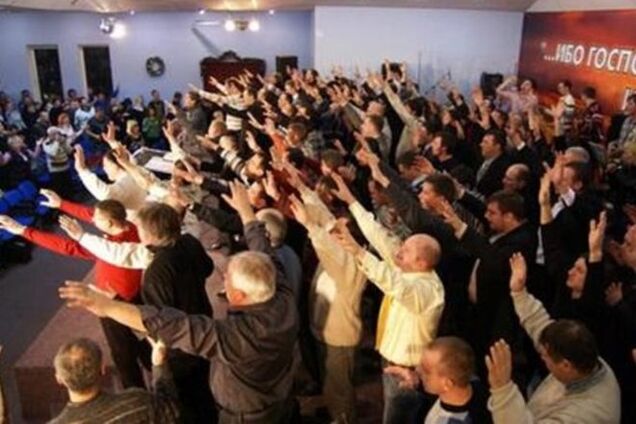 Киевские секты заманивают жертв кризиса в стране к себе