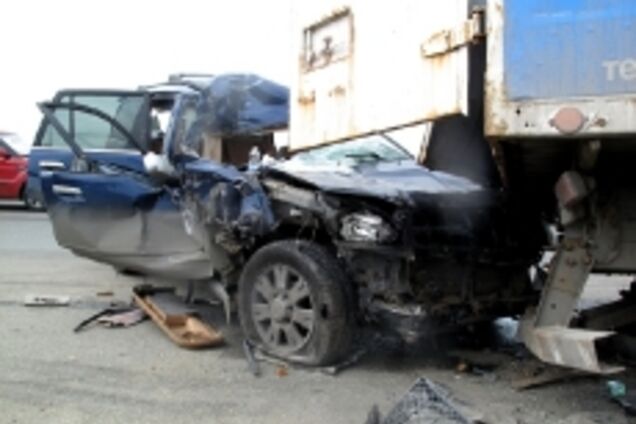 ДТП в Киеве: внедорожник врезался в припаркованный фургон
