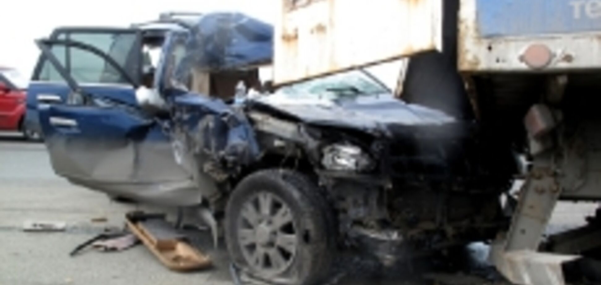 ДТП в Киеве: внедорожник врезался в припаркованный фургон