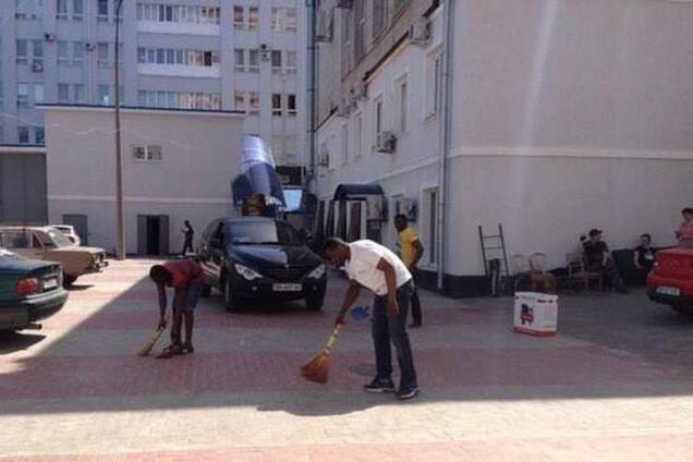 Луганские террористы фактически держат в рабстве 20 чернокожих студентов