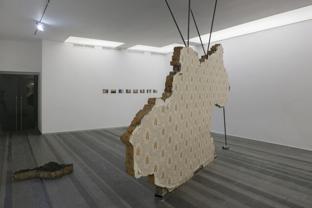 В Киеве выставили кирпичную карту Украины - с Крымом, который отдалился