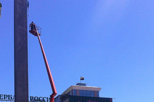 'ДНРовцы' не смогли снять флаг Украины с флагштока на главной площади Донецка