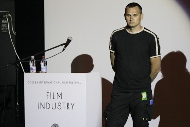 Посольство РФ в Киеве пикетируют из-за задержанного в Крыму украинского режиссера