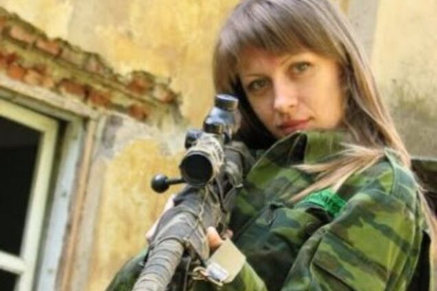 Жена губернатора-самозванца показала фото в бикини и с оружием