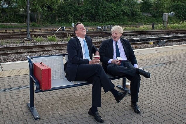 Премьер Британии и мэр Лондона не брезгуют электричками. Фотофакт