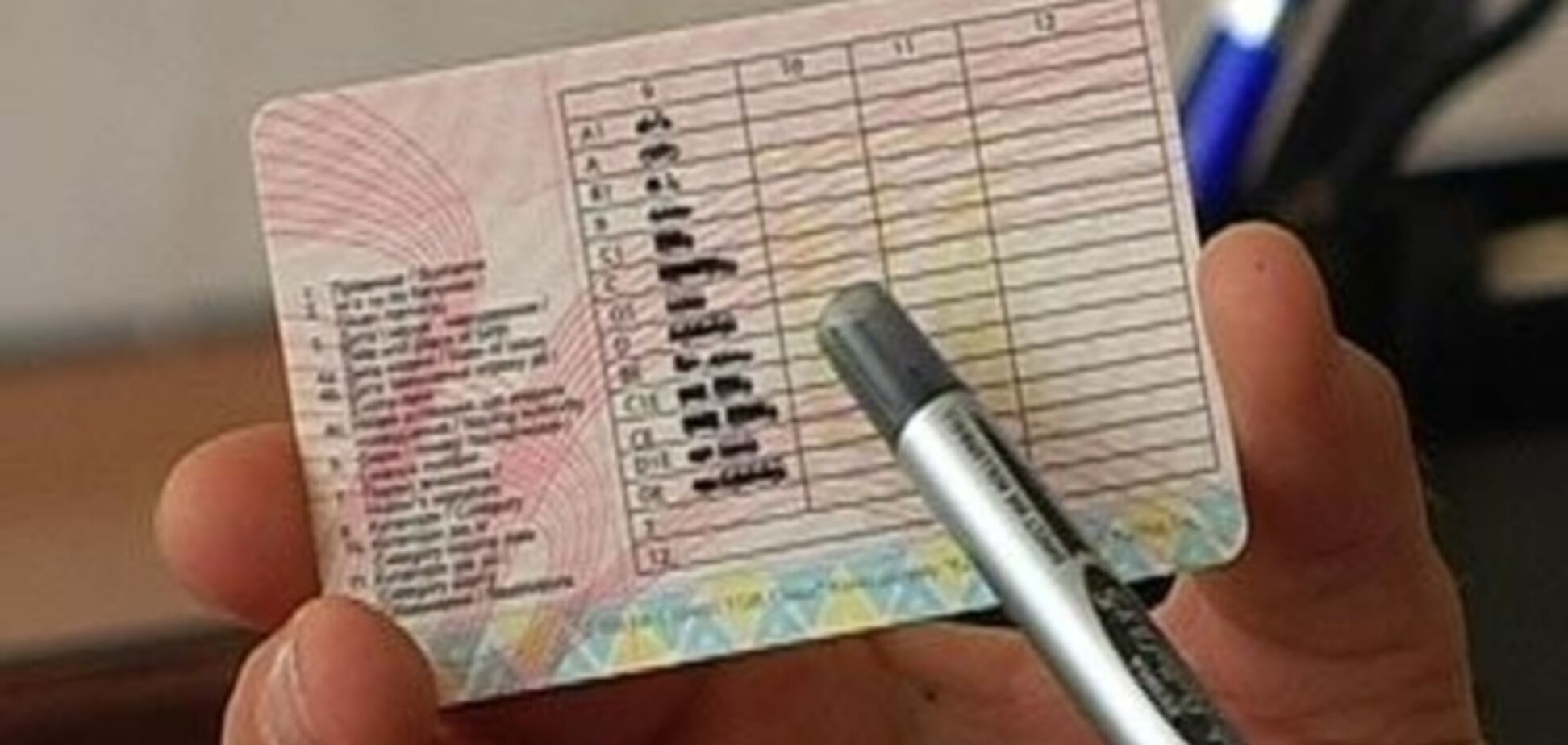 ГАИ начала выдавать водительские удостоверения нового образца