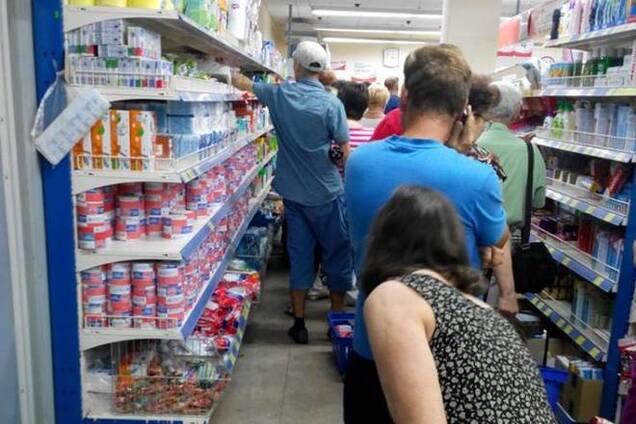 Луганчане в панике сметают продукты в магазинах и снимают наличку