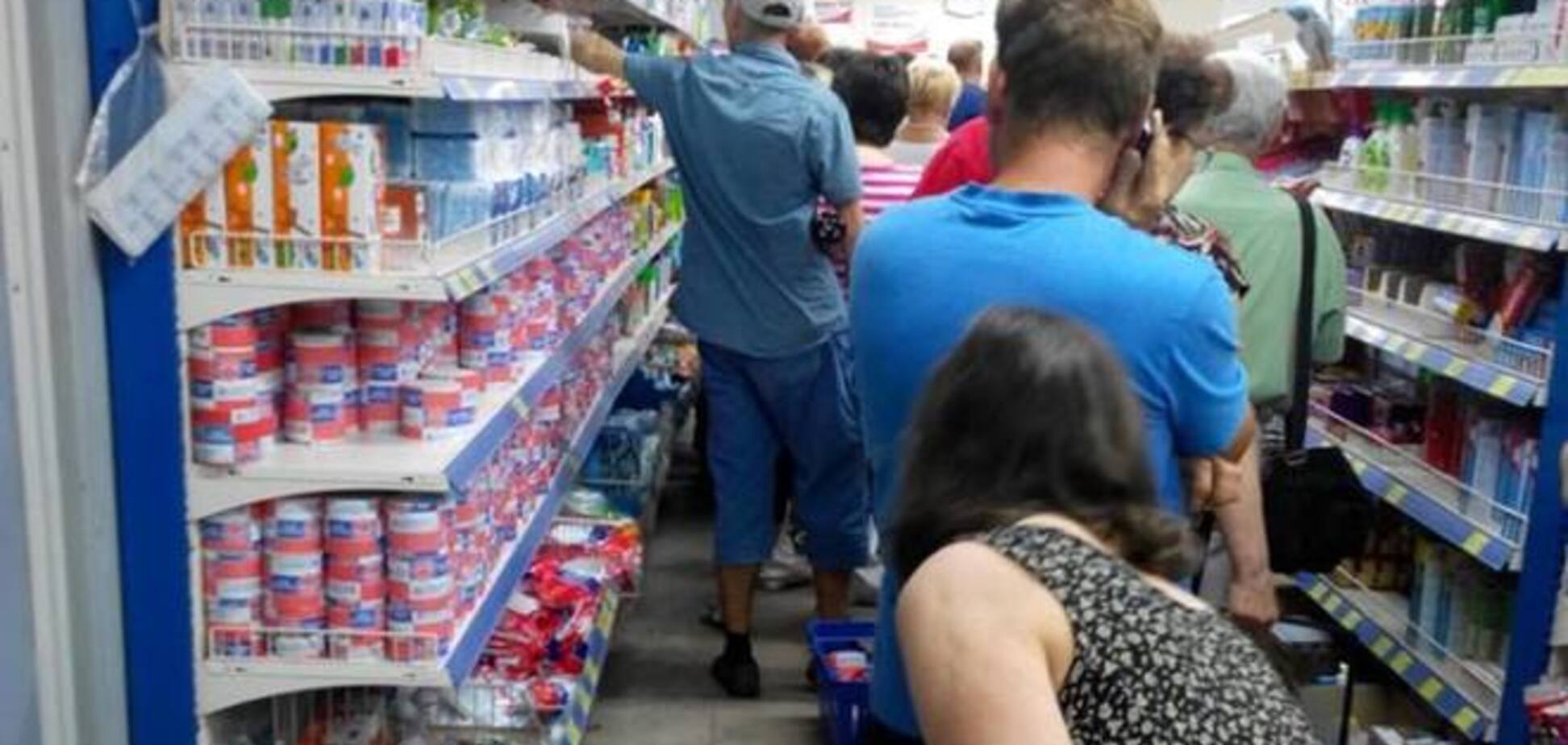 Луганчани в паніці змітають продукти в магазинах і знімають готівку