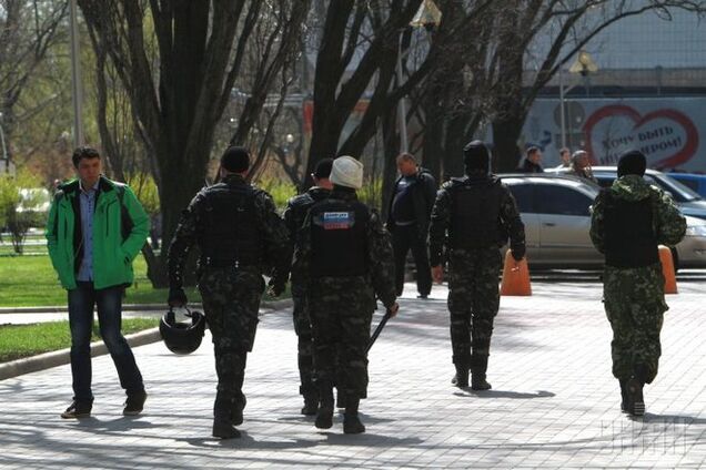 Посібники терористів від імені Донецької ОДА лякають введенням військ і вимагають відпустити людей додому