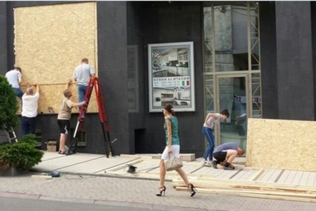 В Донецке срочно закрылись ВУЗы, витрины магазинов забивают фанерой