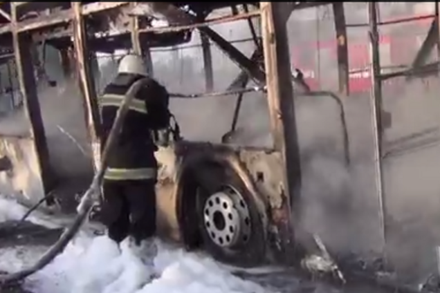 Предварительная причина пожара автобуса на Троещине - короткое замыкание