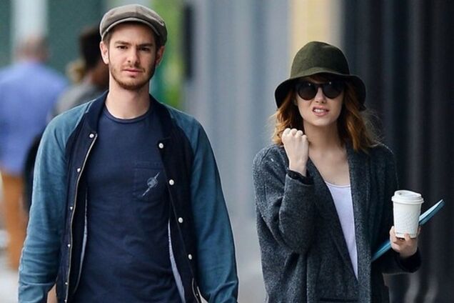 Эмма Стоун погрозила папарацци кулачком