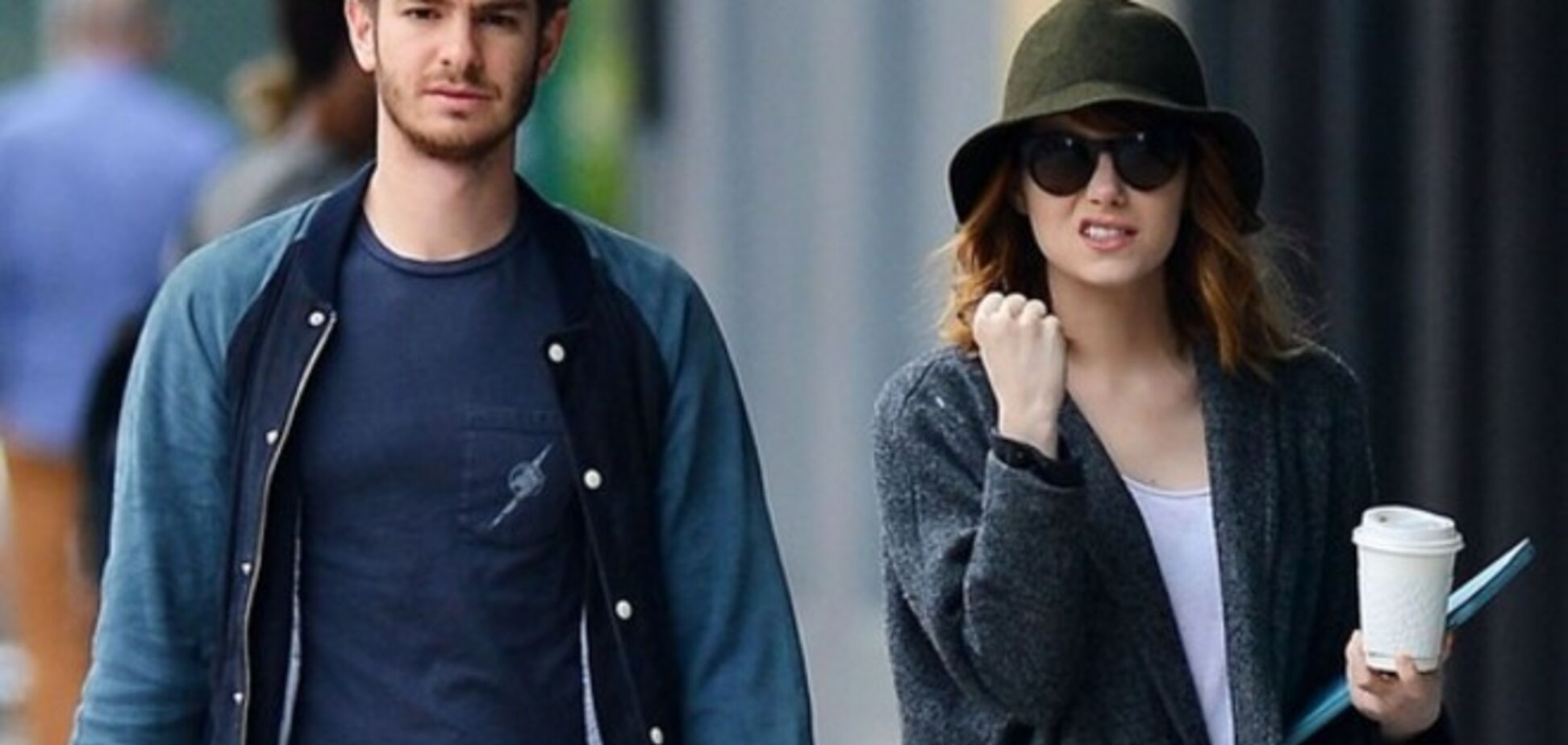 Эмма Стоун погрозила папарацци кулачком