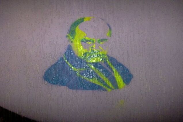 Оккупированный террористами Луганск стал сине-желтым. Фотофакт