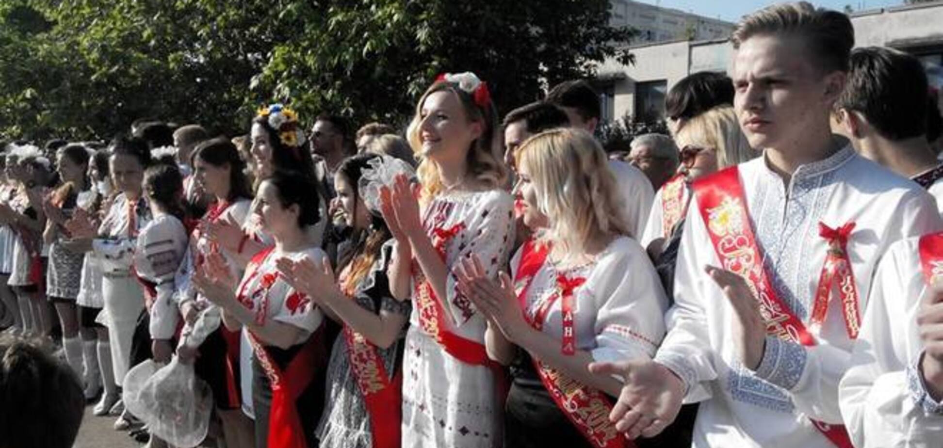 У Севастополі на останній дзвоник учні гімназії прийшли у вишиванках