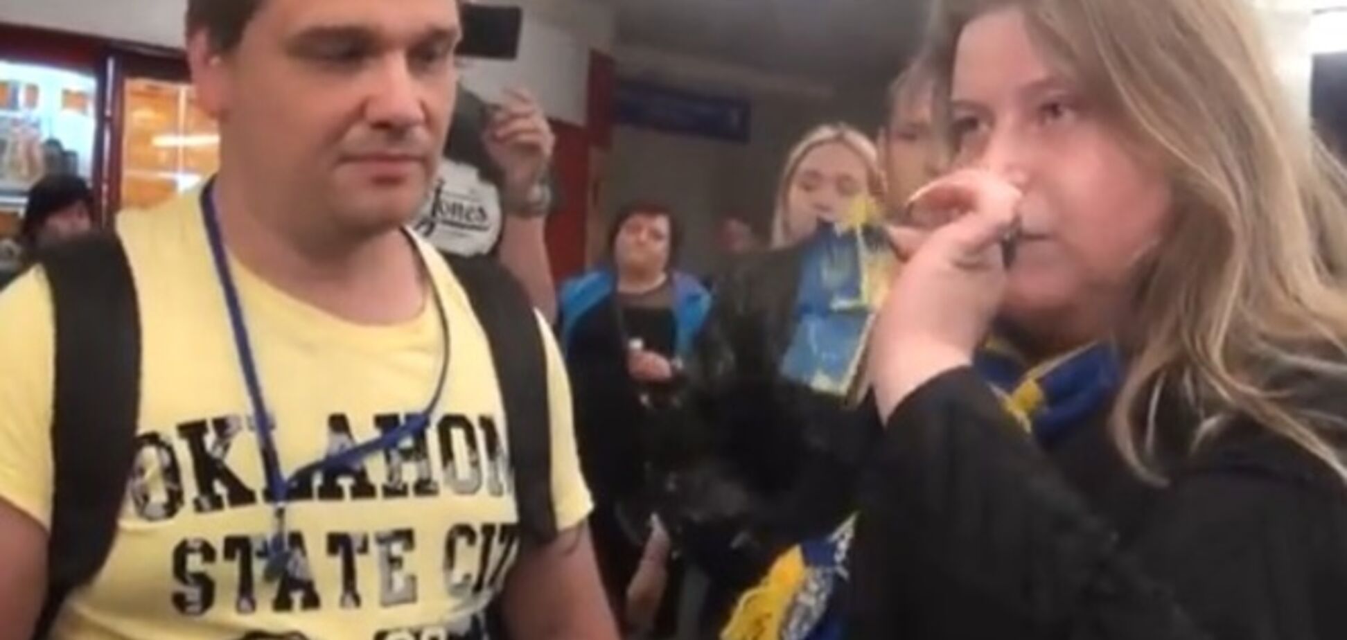 Полиция в Москве задержала женщину за то, что та носила украинскую ленточку