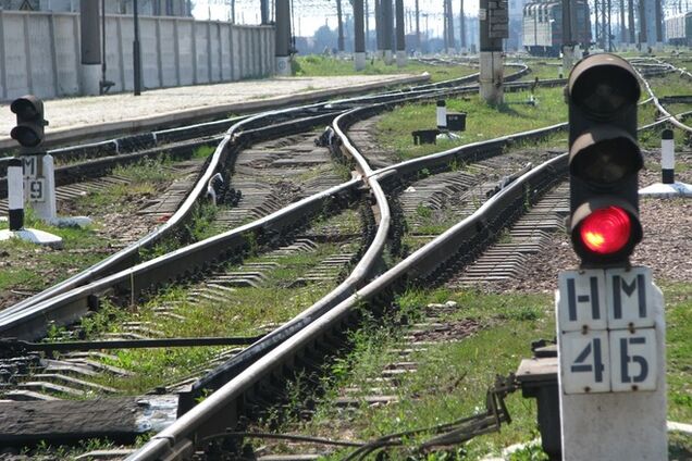 На Донбассе взорваны железнодорожные пути: закрыто движение поездов