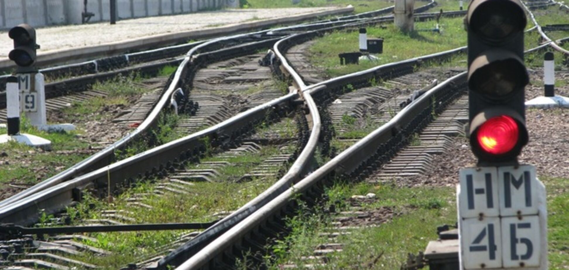 На Донбассе взорваны железнодорожные пути: закрыто движение поездов
