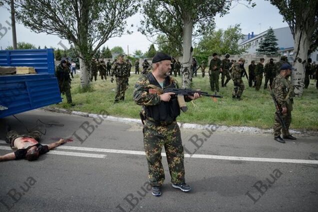 Террористы убили мужчину со свастикой на груди, приняв его за члена 'Правого сектора'