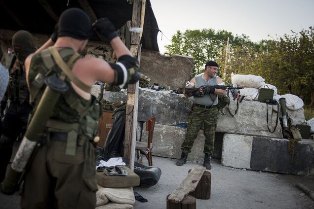 В Славянске террористы запасаются противогазами и ящиками с неизвестным веществом
