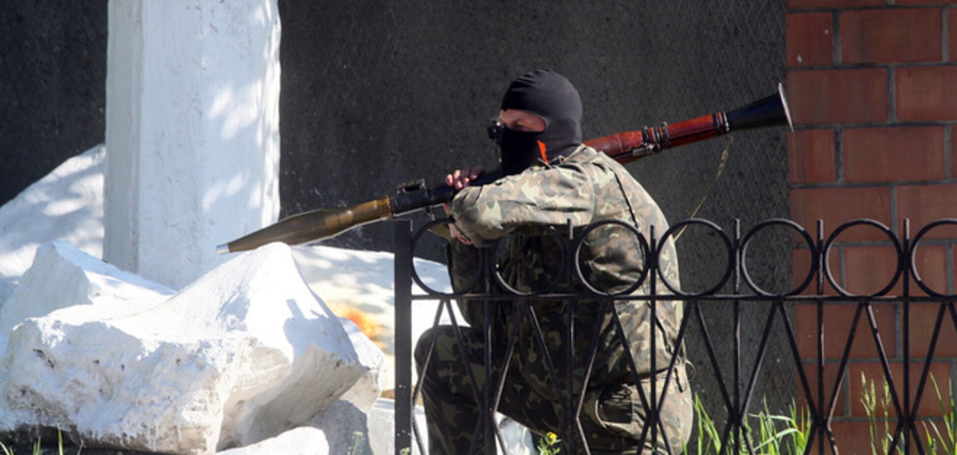 Террористы ведут обстрел из жилых кварталов и детских площадок - Селезнев