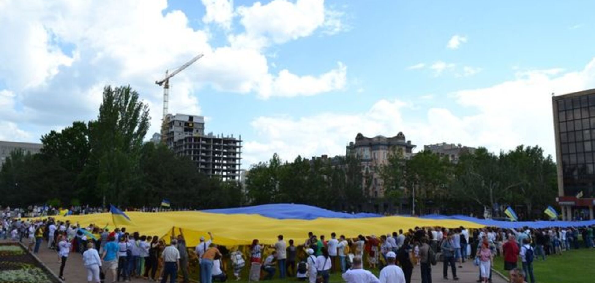 Николаевцы маршировали в вышиванках и развернули огромный флаг Украины