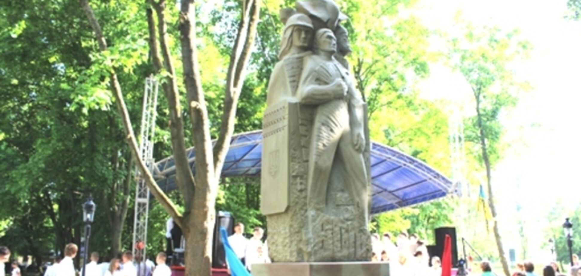На Тернопольщине установили памятник 'Небесной сотне'