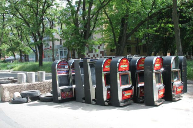 В Краматорске террористы создали баррикады из игровых автоматов. Фотофакт