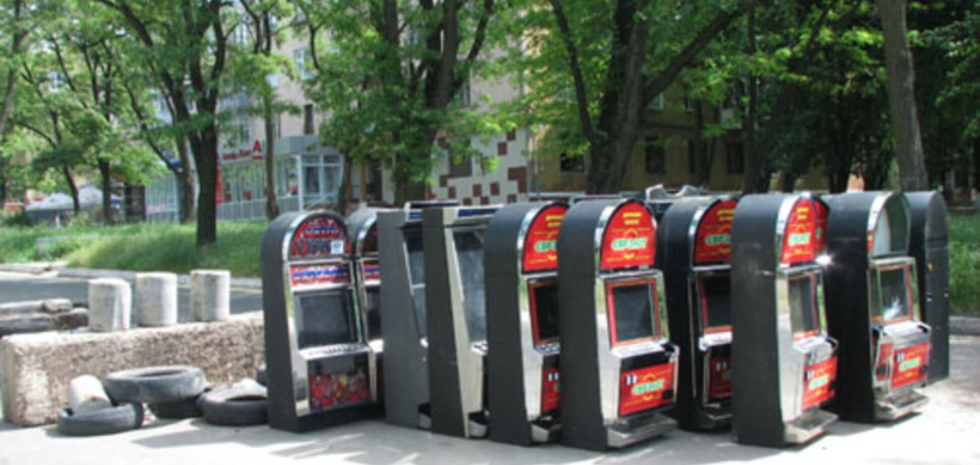 У Краматорську терористи створили барикади з ігрових автоматів. Фотофакт