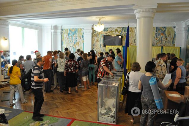 Вибори в Києві. Стовпотворіння на дільницях і виборці у вишиванках