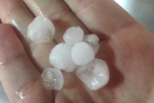 В Киеве резко испортилась погода: улицы затопило, выпал град