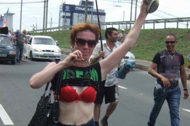 В Донецке 'на Ахметова' шли босиком и с обнаженной грудью. Фотофакт