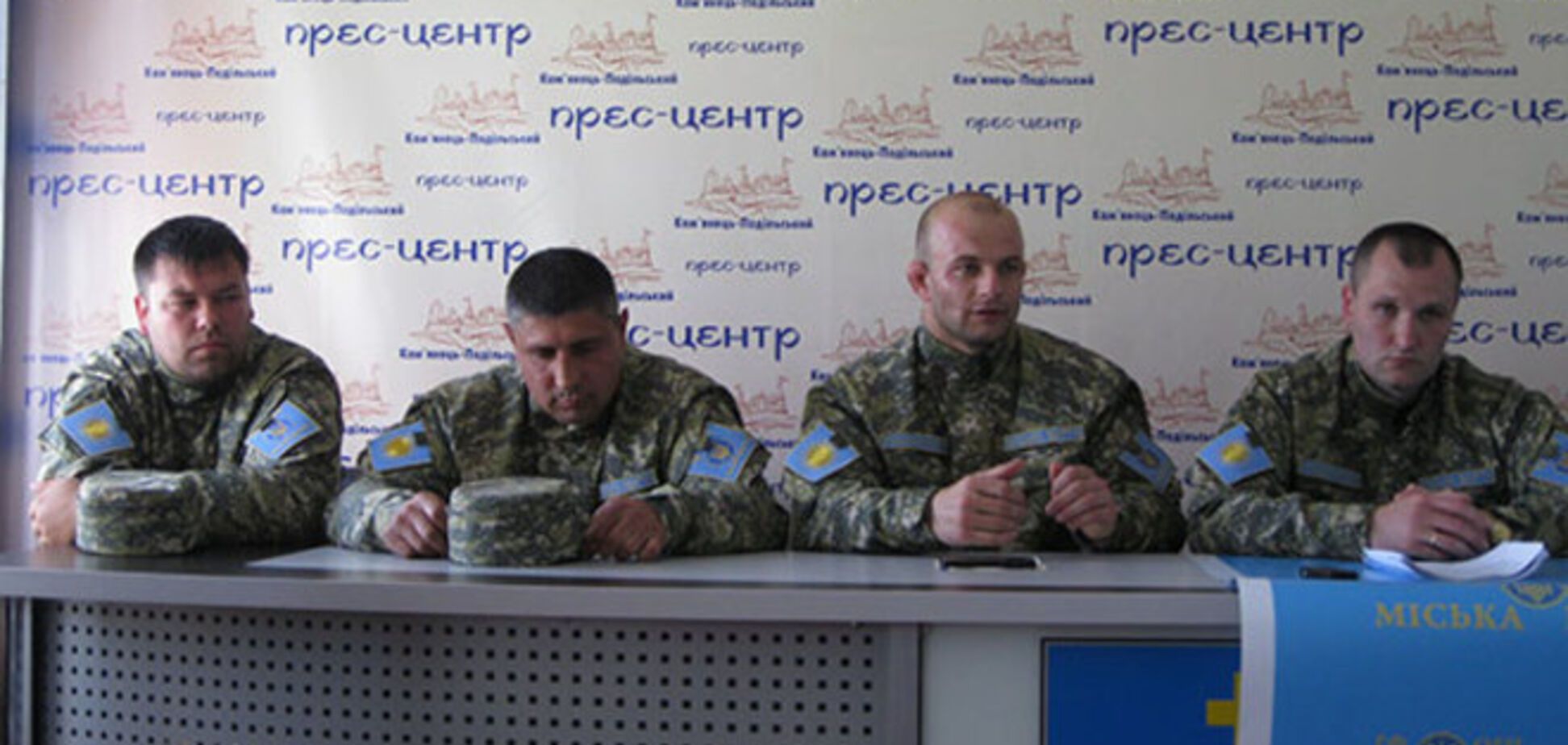 На участках в Каменец-Подольском появились неизвестные в камуфляже