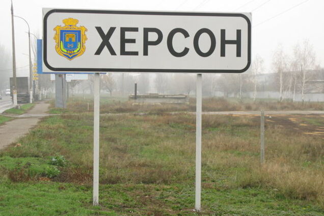 Голосующих на Херсонщине крымчан встречают возгласами 'Слава Украине!'