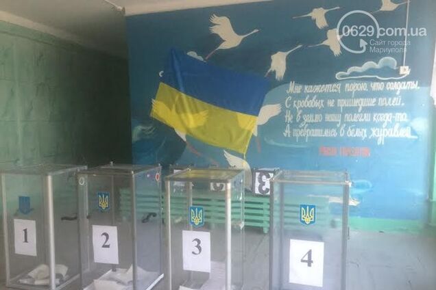 В Мариуполе люди объединяются в группы, чтобы проголосовать