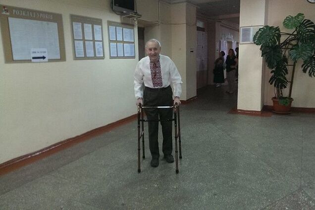 У Дніпропетровську пенсіонер прийшов голосувати з ходунками