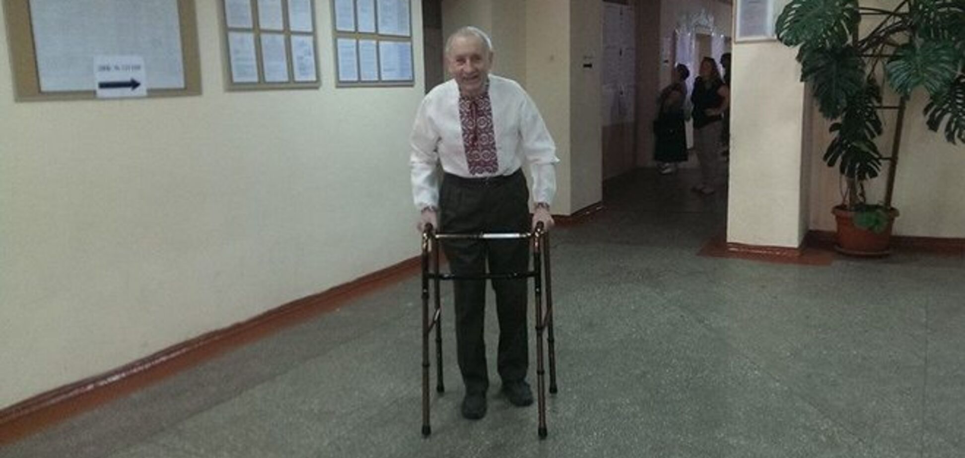 У Дніпропетровську пенсіонер прийшов голосувати з ходунками 