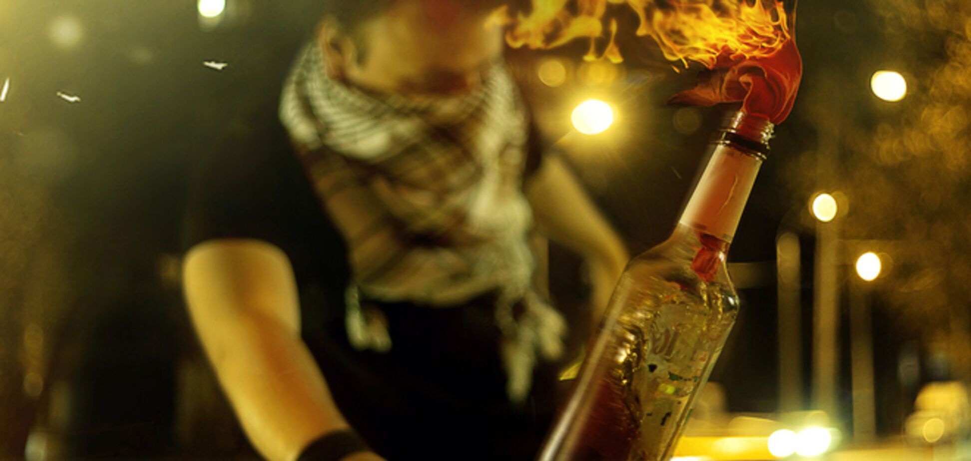 В Херсоне неизвестные забросали 'коктейлями Молотова' избирательный участок