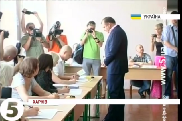 Добкин голосовал под охраной, а Тягнибок с семьей простоял в очереди больше часа