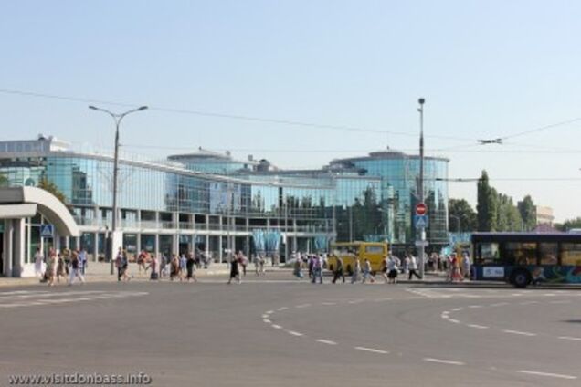 В Донецке возле ж/д вокзала автоматной очередью убили парковщика - СМИ