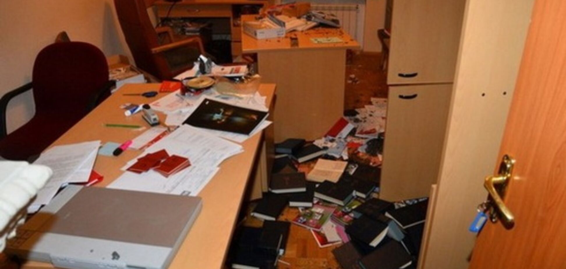 У Дніпропетровську активісти партії Ляшка розгромили офіс КПУ